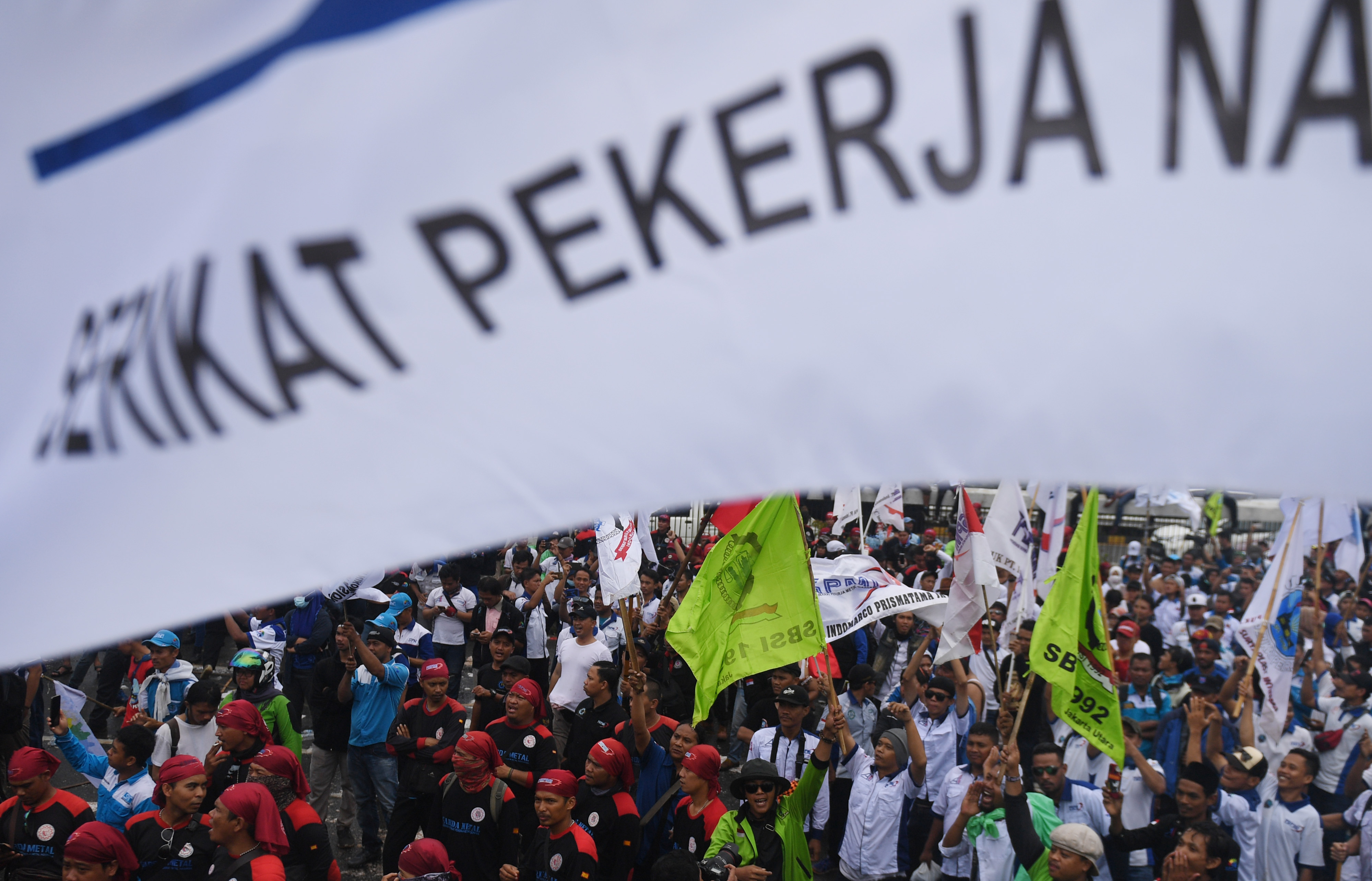 Buruh menggelar unjuk rasa di Jakarta, Senin (20/1/2020).
