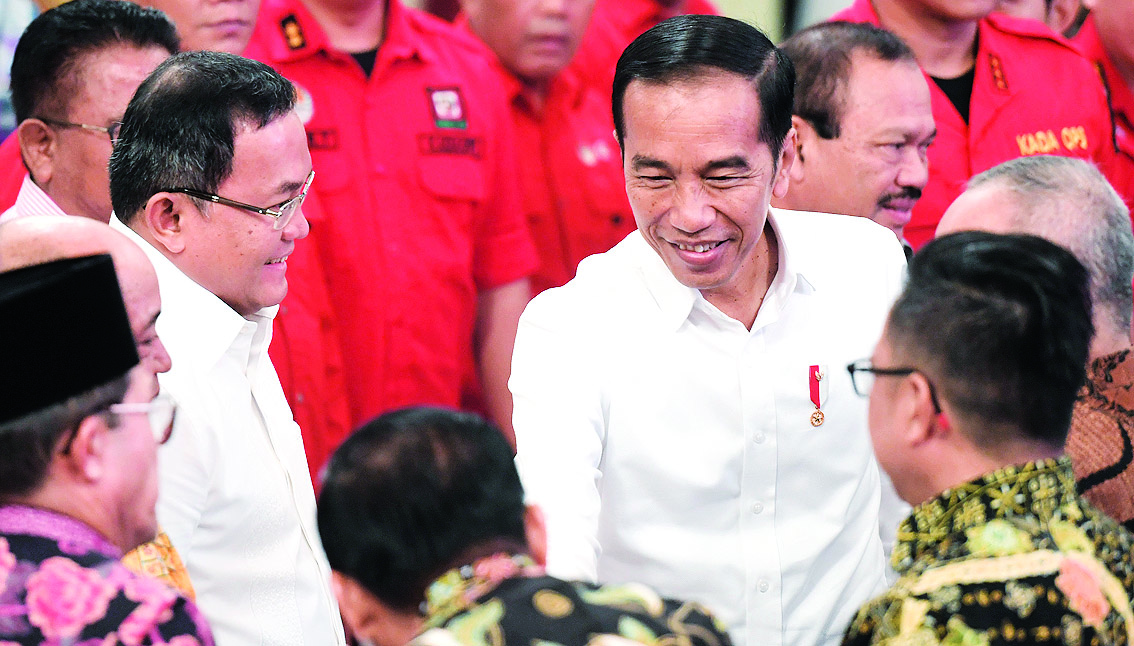 Presiden Joko Widodo (kanan) menyalami peserta rakornas seusai memberikan arahan pada Rakornas Pengendalian Kebakaran Hutan dan Lahan 2020 .