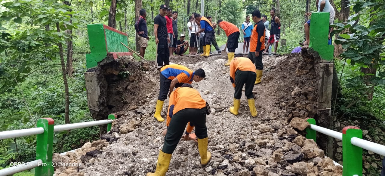 Jembatan antarkecamatan di Dusun Sambirejo, Desa Setren, Kecamatan Ngasem, Kabupaten Bojonegoro, Jawa Timur.