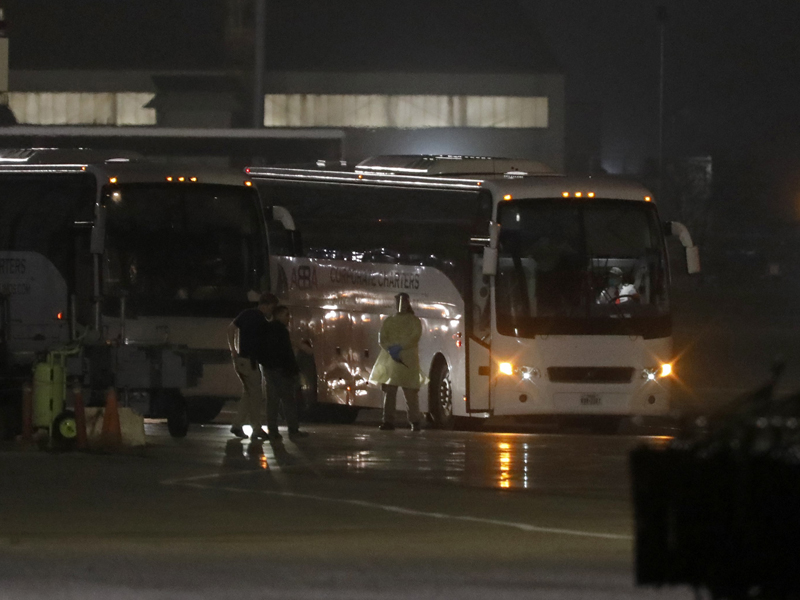 Bus yang mengangkut warga AS yang dievakuasi dari kapal pesiar Diamond Princess tiba di markas militer San Antonio-Lackland, Texas.