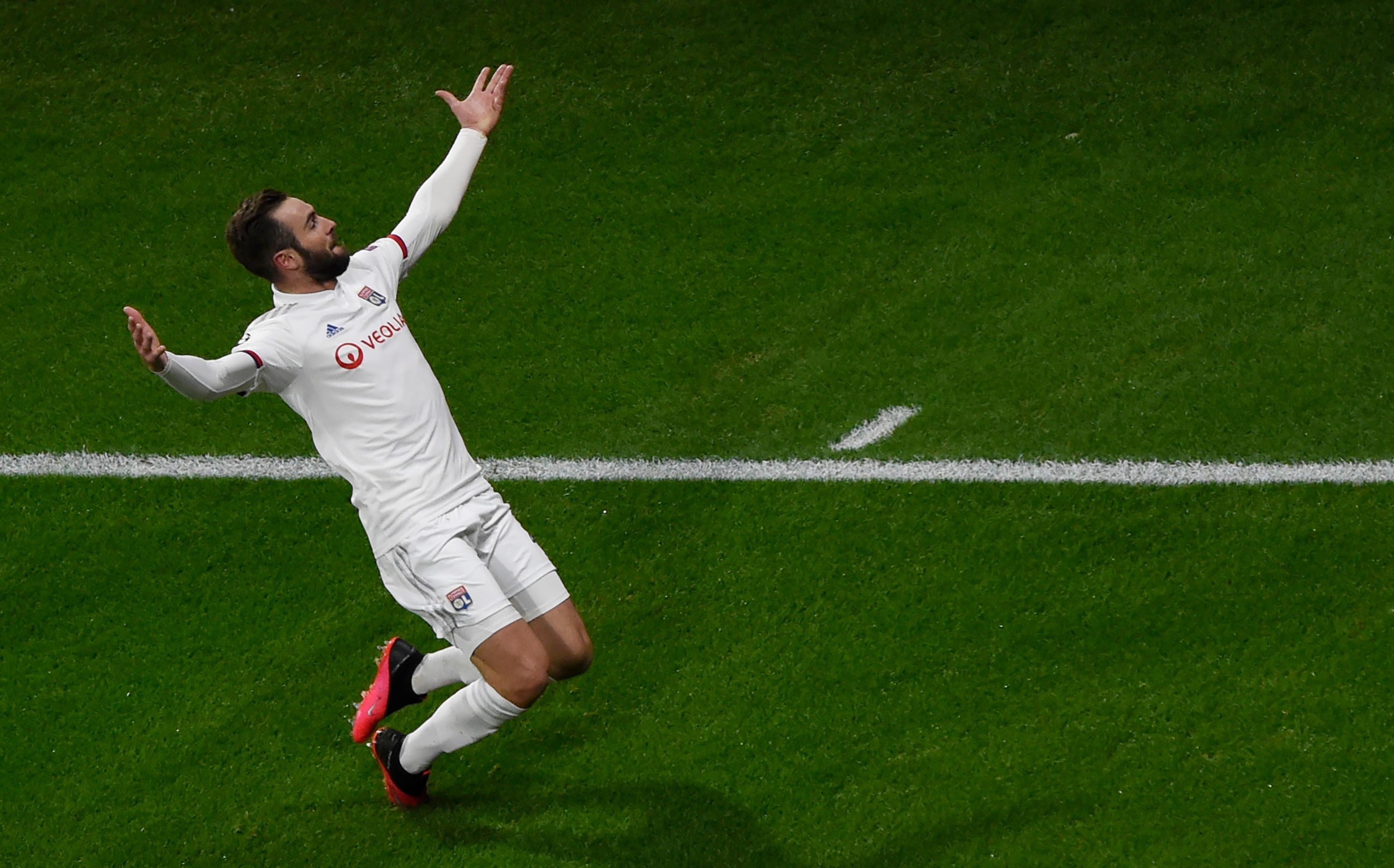 Pemain Lyon Lucas Tousart melakukan selebrasi usai mencetak gol ke gawang Juventus di laga Liga Champions.