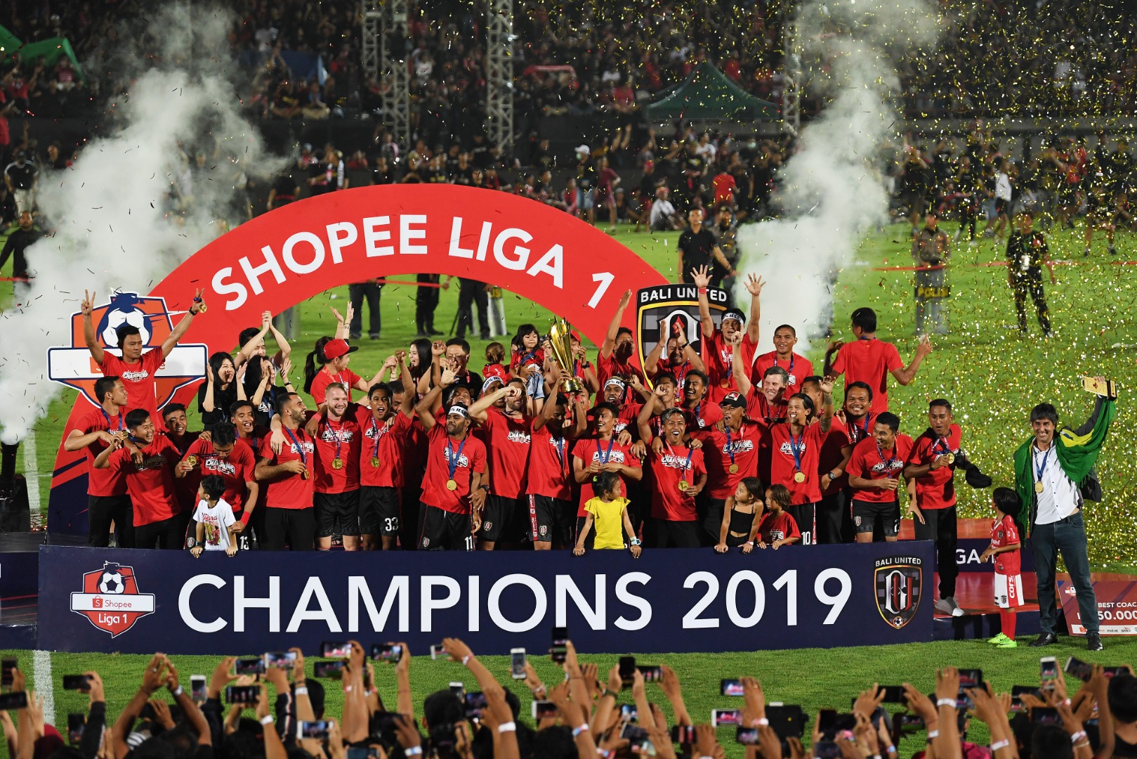Bali United saat menerima trofi juara Liga 1 2019.