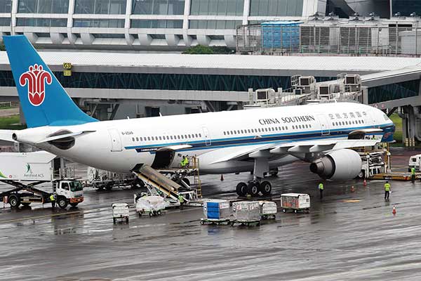 Pekerja melakukan bongkar muat bagasi pesawat China Southern di apron Bandara Soekarno-Hatta, Tangerang, Banten, kemarin.