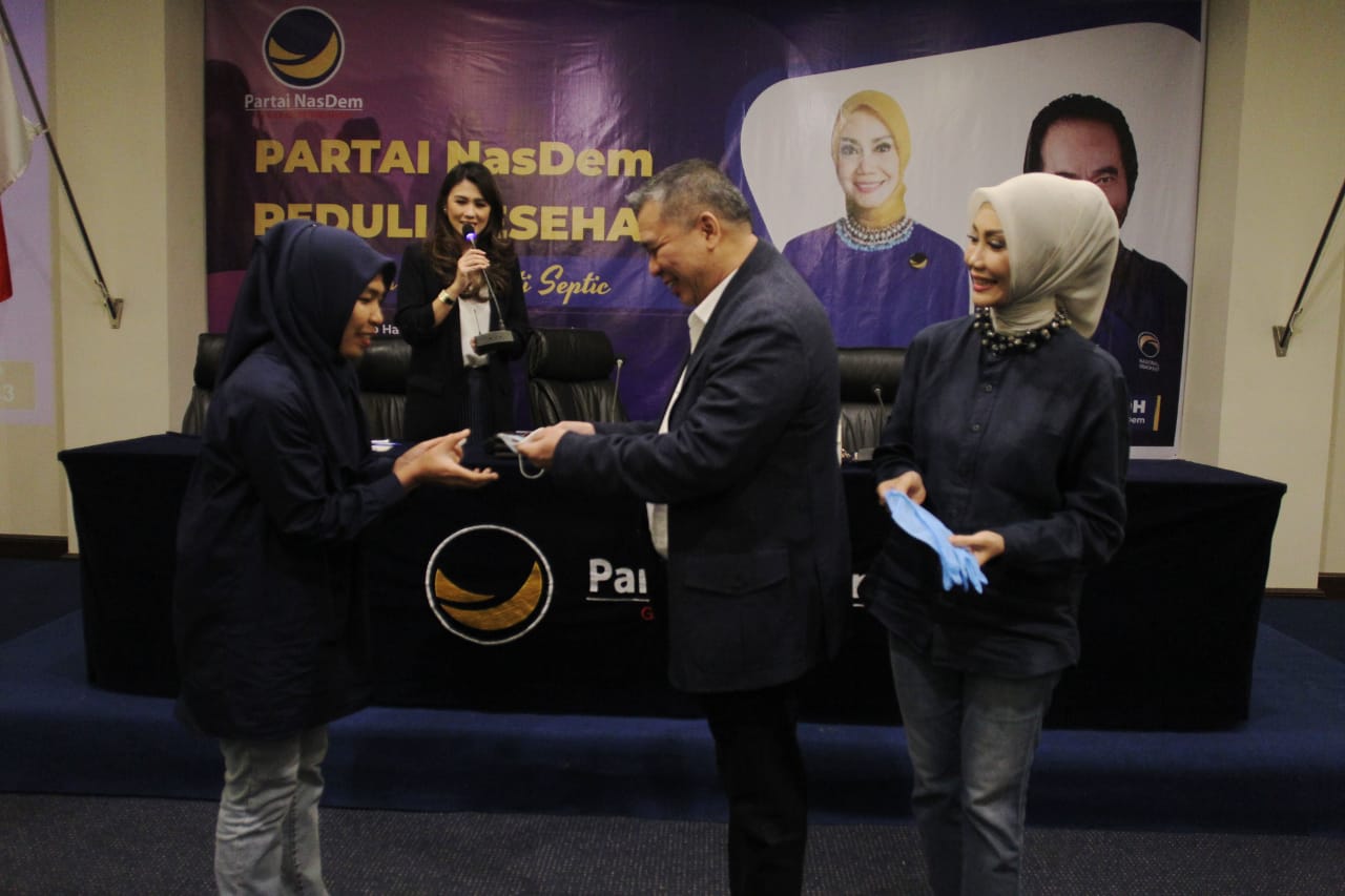 Wakil Ketua Umum Partai NasDem Ahmad Ali memberikan sarung tangan kepada Tim NasDem Peduli Kesehatan di Kantor DPP Partai NasDem