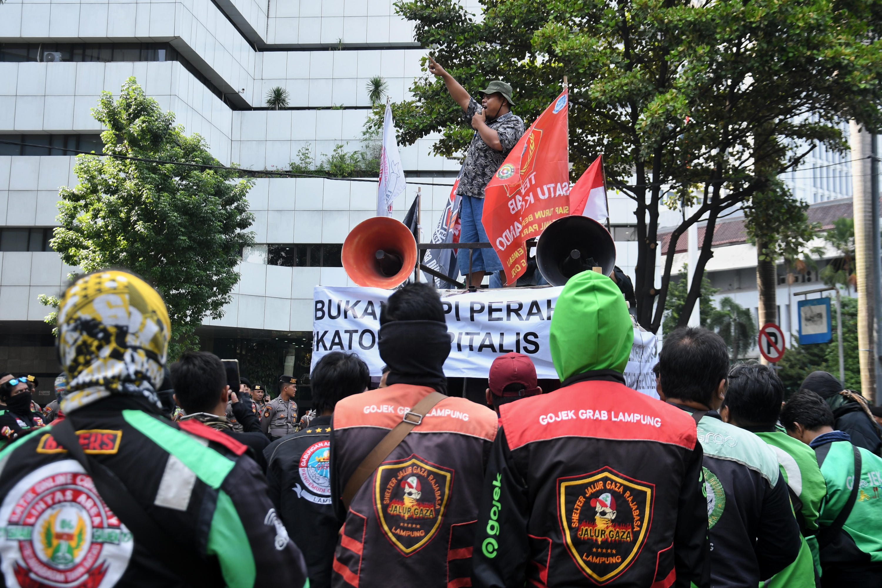 Perwakilan driver ojek online (ojol) dari seluruh Indonesia melakukan aksi di Kantor Kementrian Perhubungan, Jakarta, Rabu (15/1/2020). 