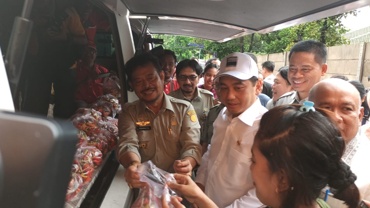 Menteri Pertanian Syahrul Yasin Limpo dan Menteri perdagangan Agus Suparmanto melakukan kunjungan ke Pasar Senen, Jakarta, Senin (3/2).