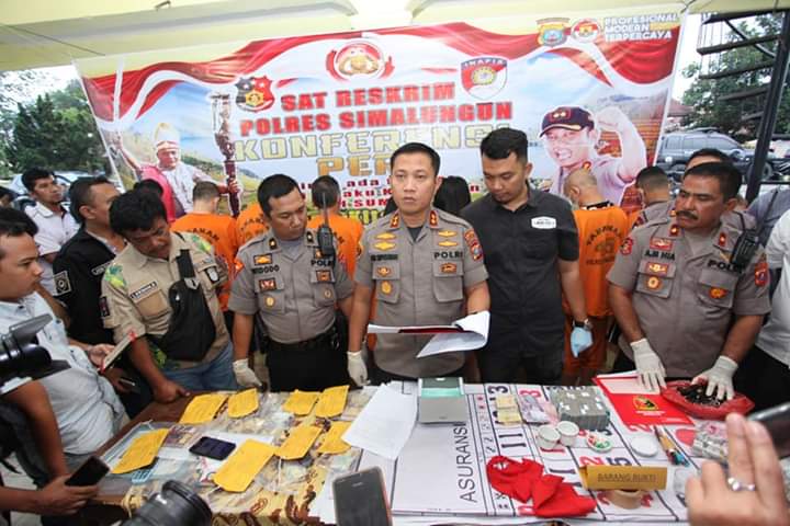 Polisi melakukan konferensi pers terkait penggerebekan judi di ula Bolon Hotel Niagara, Simalungun, Sumut