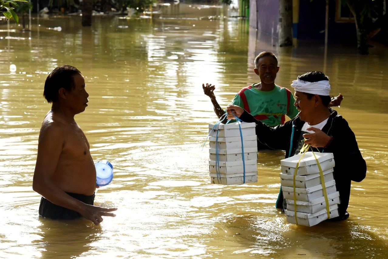 Wakil Ketua Komisi IV DPR RI Dedi Mulyadi membagikan nasi kotak kepada korban banjir di Desa Karangligar, Kecamatan Telukjambe Barat.