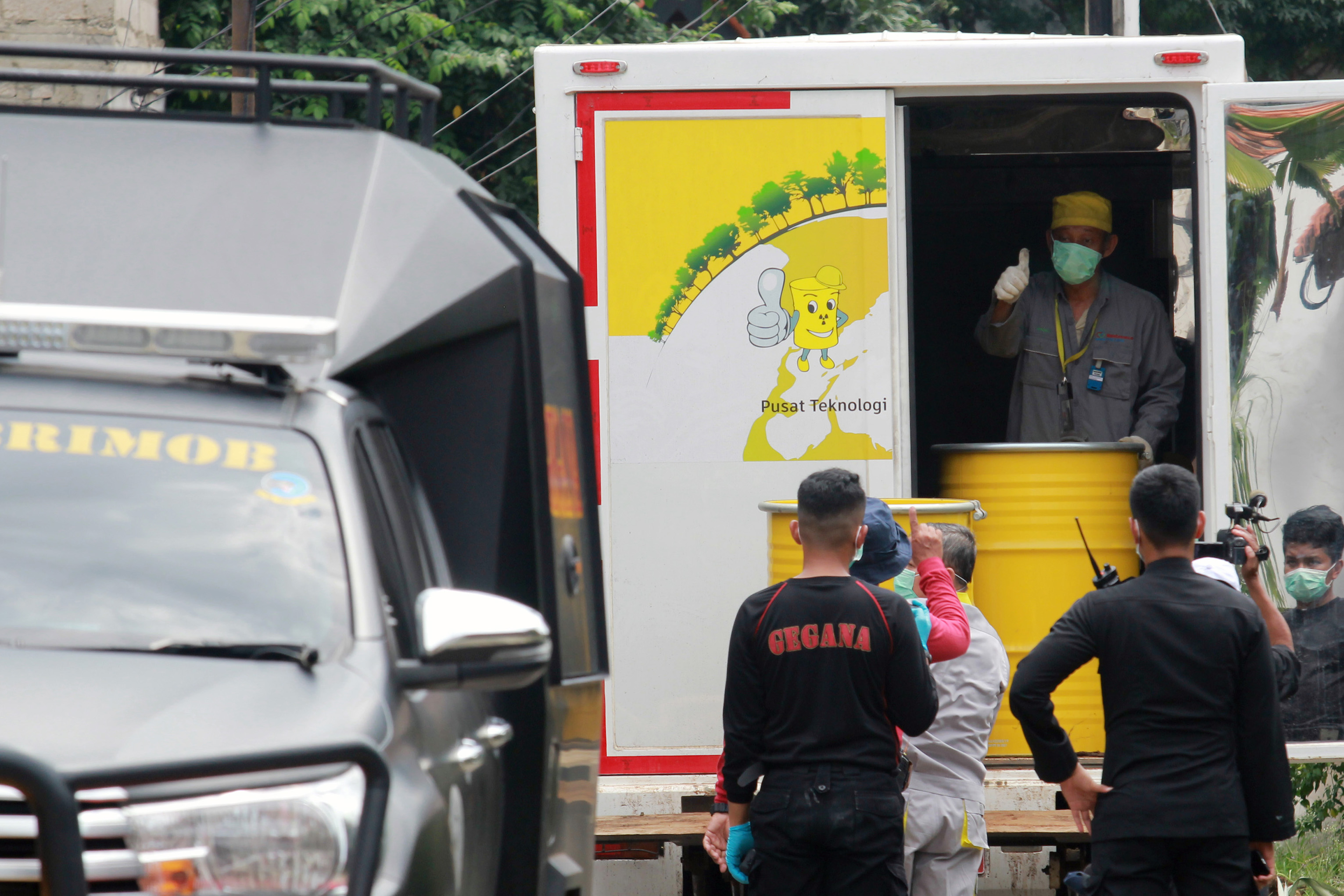 Petugas gabungan mengamankan barang bukti limbah radiaktif dari rumah warga di komplek Batan Indah blok A