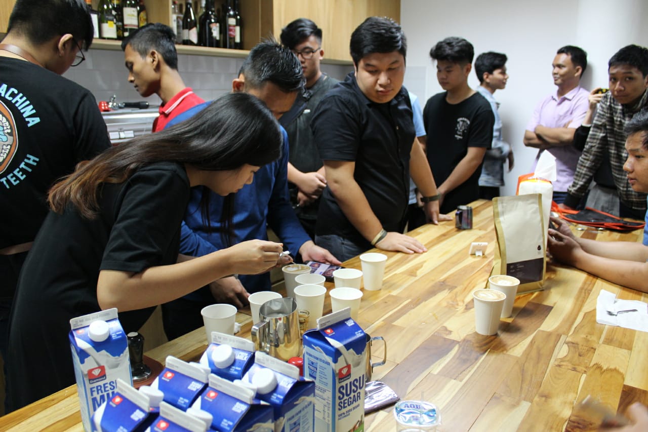 Mahasiswa belajar meracik kopi kekinian.