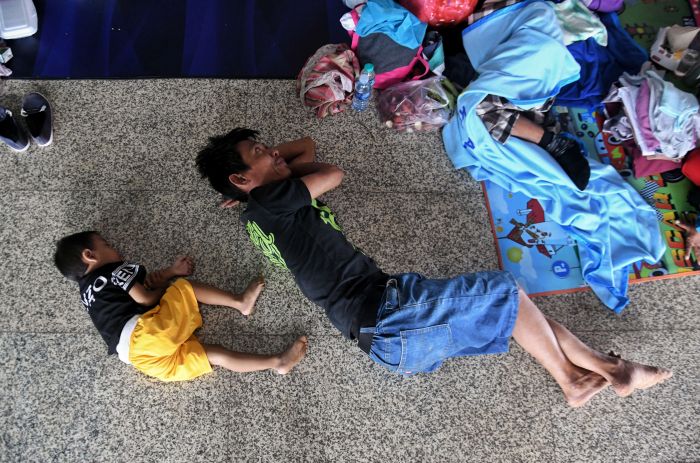 Ilustrasi -- pengungsi banjir tidur dengan alas seadanya