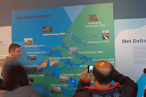 Jeroen Kramer, juru bicara Kering Huis dan pengelola penghalang gelombang badai Maeslantkering, memberikan penjelasan kepada wartawan.