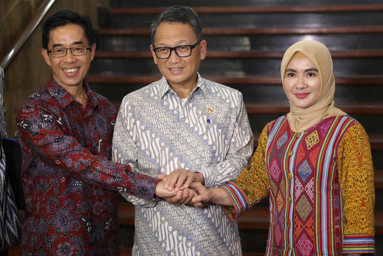 Dirut PLN Zulkifli Zaini (kiri) bersama Dirut Pertamina, Nicke Widyawati (kanan) dan Menteri ESDM Arifin Tasrif. 
