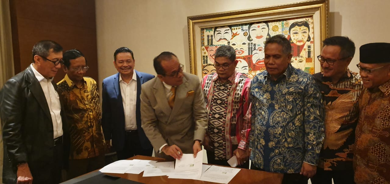 Penandatanganan tiga kubu Peradi yang mencapai kesepakatan islah di Jakarta, Rabu (26/2).  