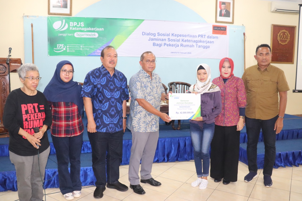  BP Jamsostek juga menyerahkan santunan kematian kepada ahli waris Ibu Wakingah, salah satu PRT asal Wonosobo senilai Rp42 Juta.