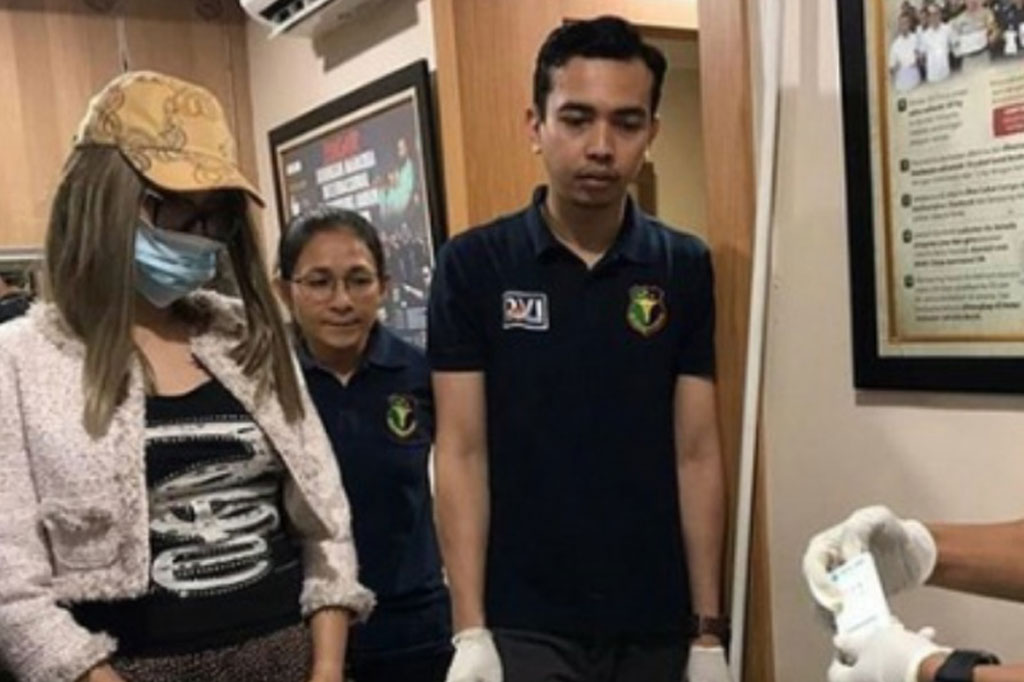 Lucinta Luna dikawal petugas saat menjalani rangkaian tes urine.