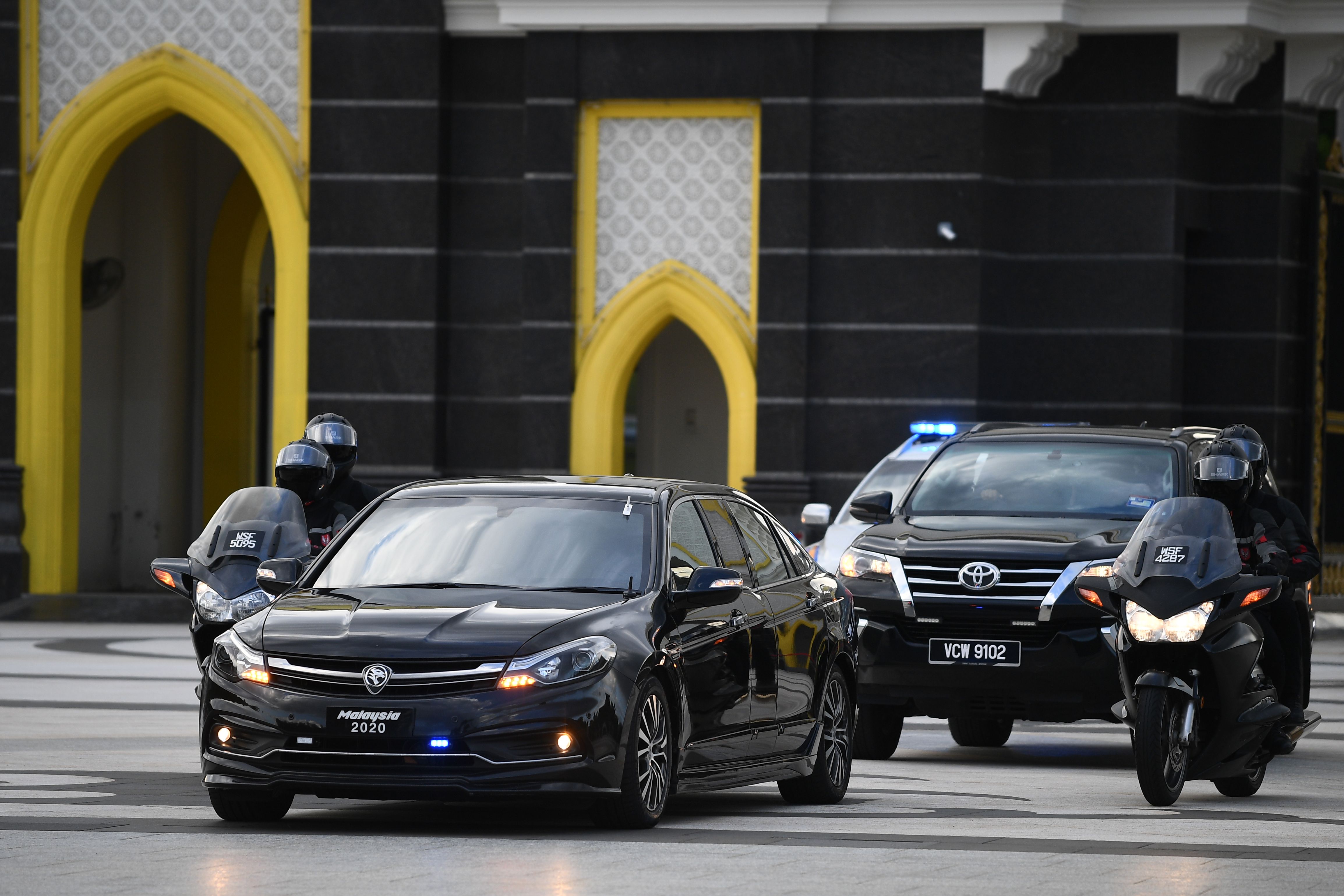  Mantan PM Malaysia, Mahathir Mohamad, meninggalkan Istana Negara di Kuala Lumpur.