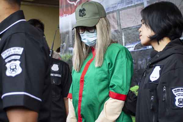  Lucinta Luna saat ditetapkan jadi tersangka.