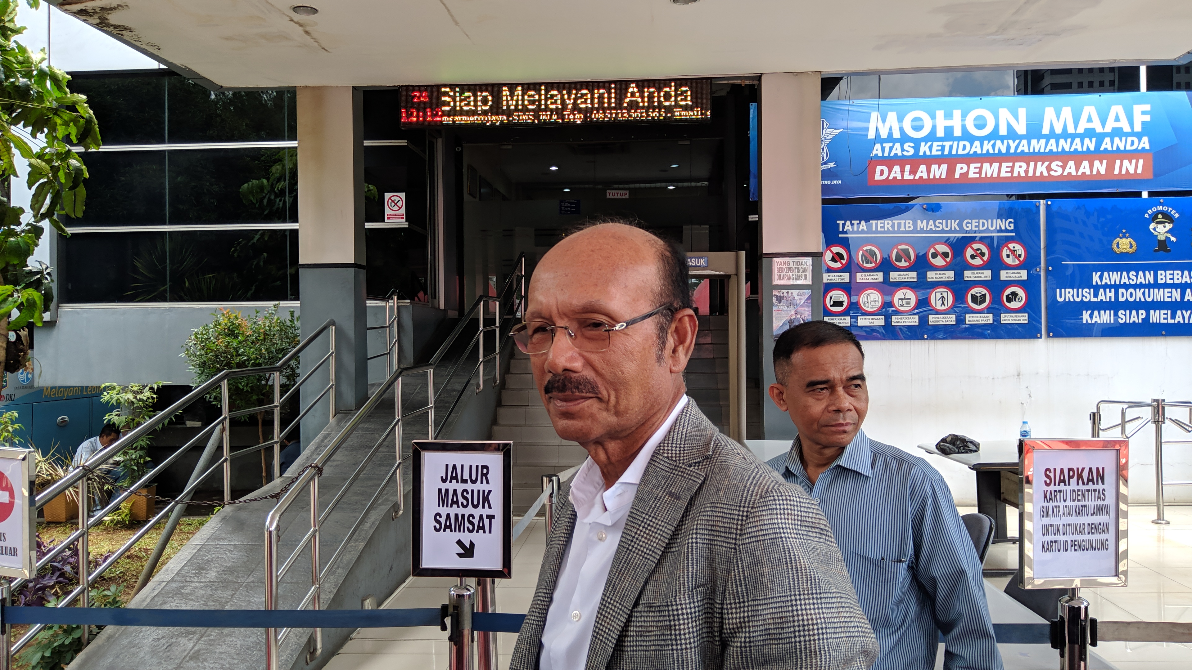 Kuasa Hukum Benny Tjokro, tersangka skandal Jiwasraya, Muchtar Arifin menyambangi Polda Metro Jaya pada Senin (24/2) .