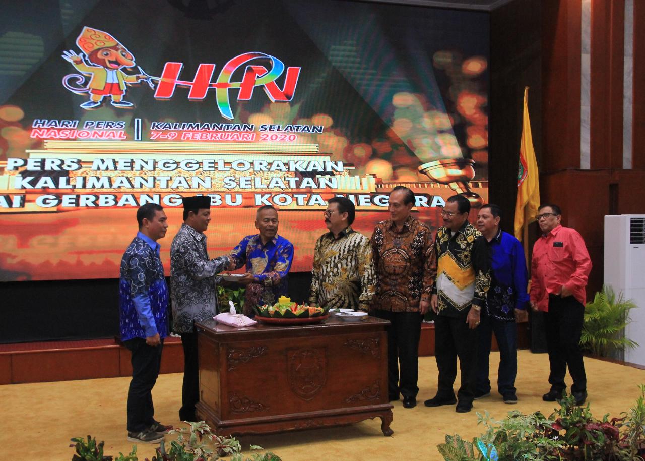 Pemberian penghargaan kepada 17 jurnalis di Indonesia di Hari Pers Nasional