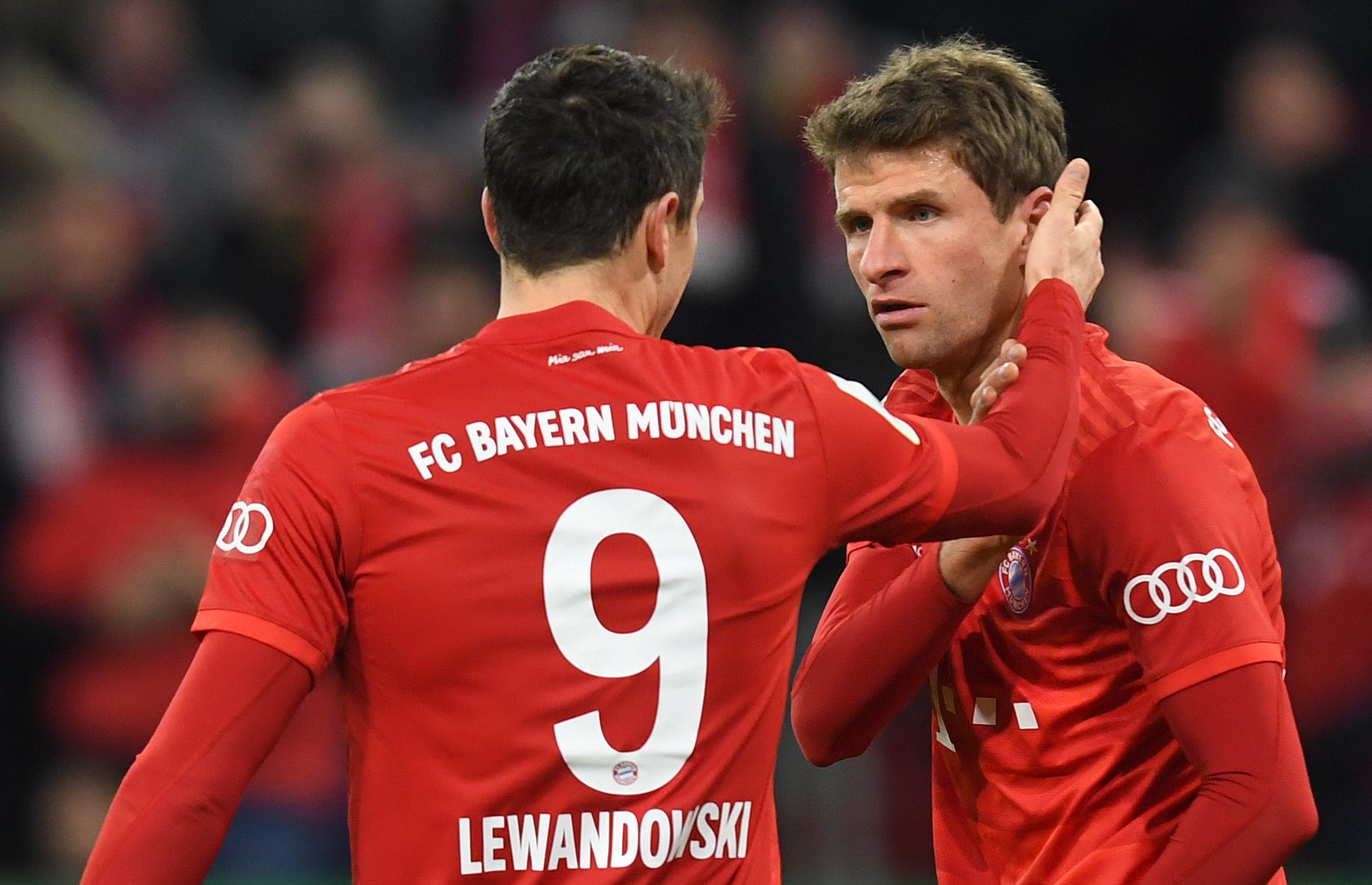 Thomas Mueller (kanan) merayakan golnya ke gawang Hoffenheim bersama Robert Lewandowski di laga DFB Pokal.