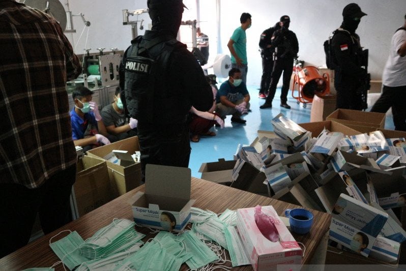 Direktorat Reserse Narkoba Polda Metro Jaya menggerebek gudang yang dijadikan pabrik masker, Jumat (28/2/2020).