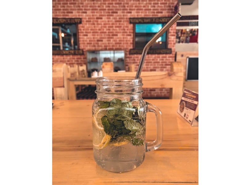 Membawa sedotan sendiri musti jadi kebiasaan.