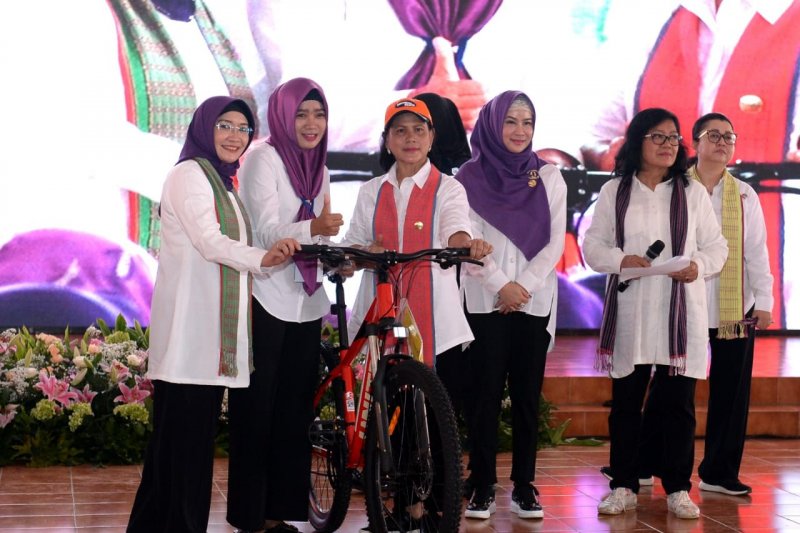 Ibu Negara gelar kuis berhadiah seputar masalah lingkungan di Serang, Banten, Senin (24/2/2020). 