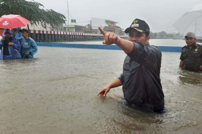 Wali Kota Tangerang Arief R Wismansyah meninjau dampak banjir di Kecamatan Periuk, Sabtu, 1 Februari 2020.