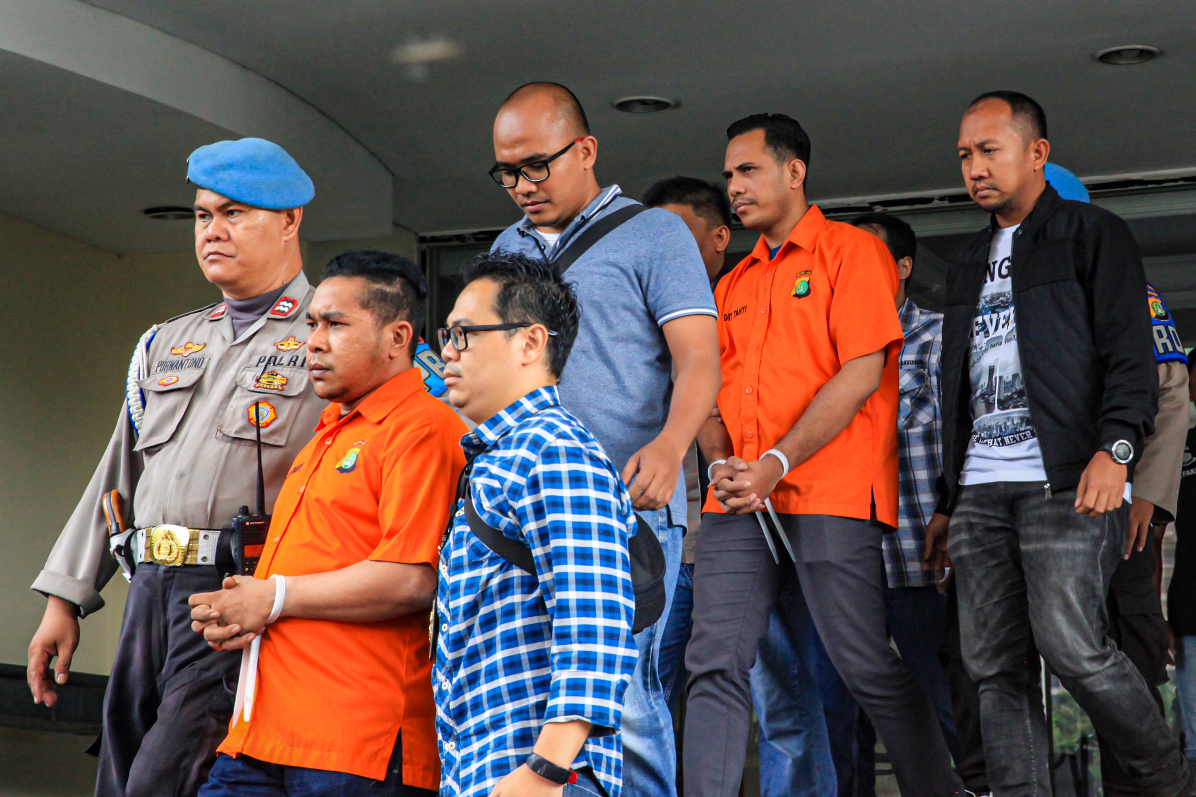 Pelaku penyiraman air keras Penyidik KPK Novel Baswedan dibawa petugas untuk dipindahkan ke Bareskrim Mabes Polri