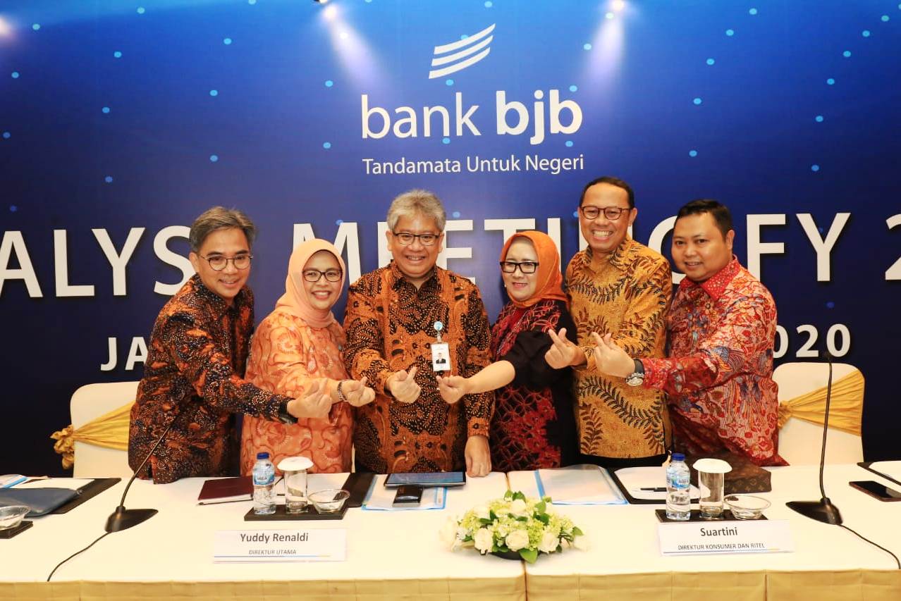 Direksi bank bjb seusai menggelar analyst meeting full year 2019 di the Ritz Carlton Jakarta, Jumat (28/2)