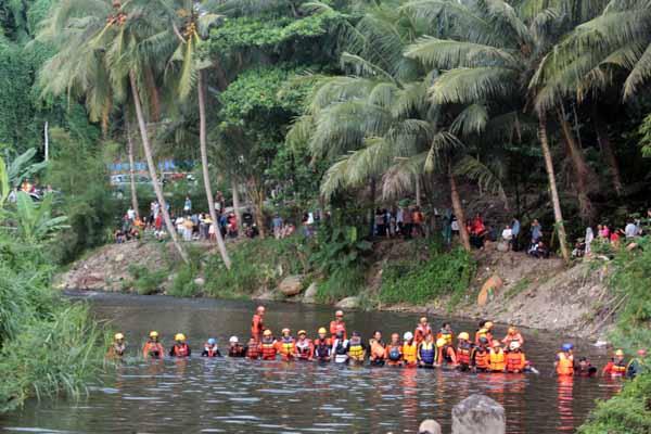 Pencarian korban hanyut terbawa arus aliran Sungai Sempor, Jumat (21/2).