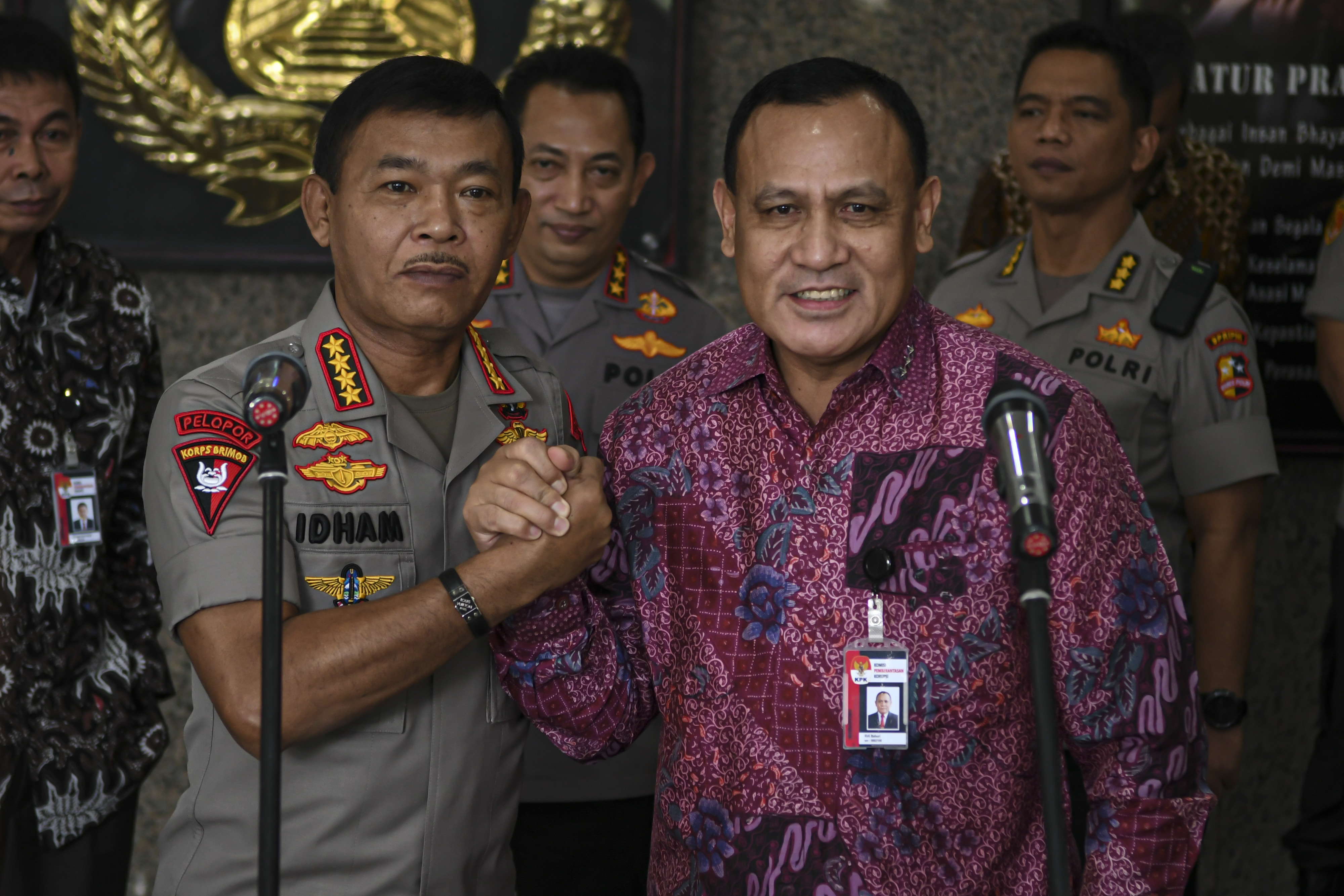 Kapolri Jendral Idham Azis salam komando dengan Ketua KPK Firli Bahuri