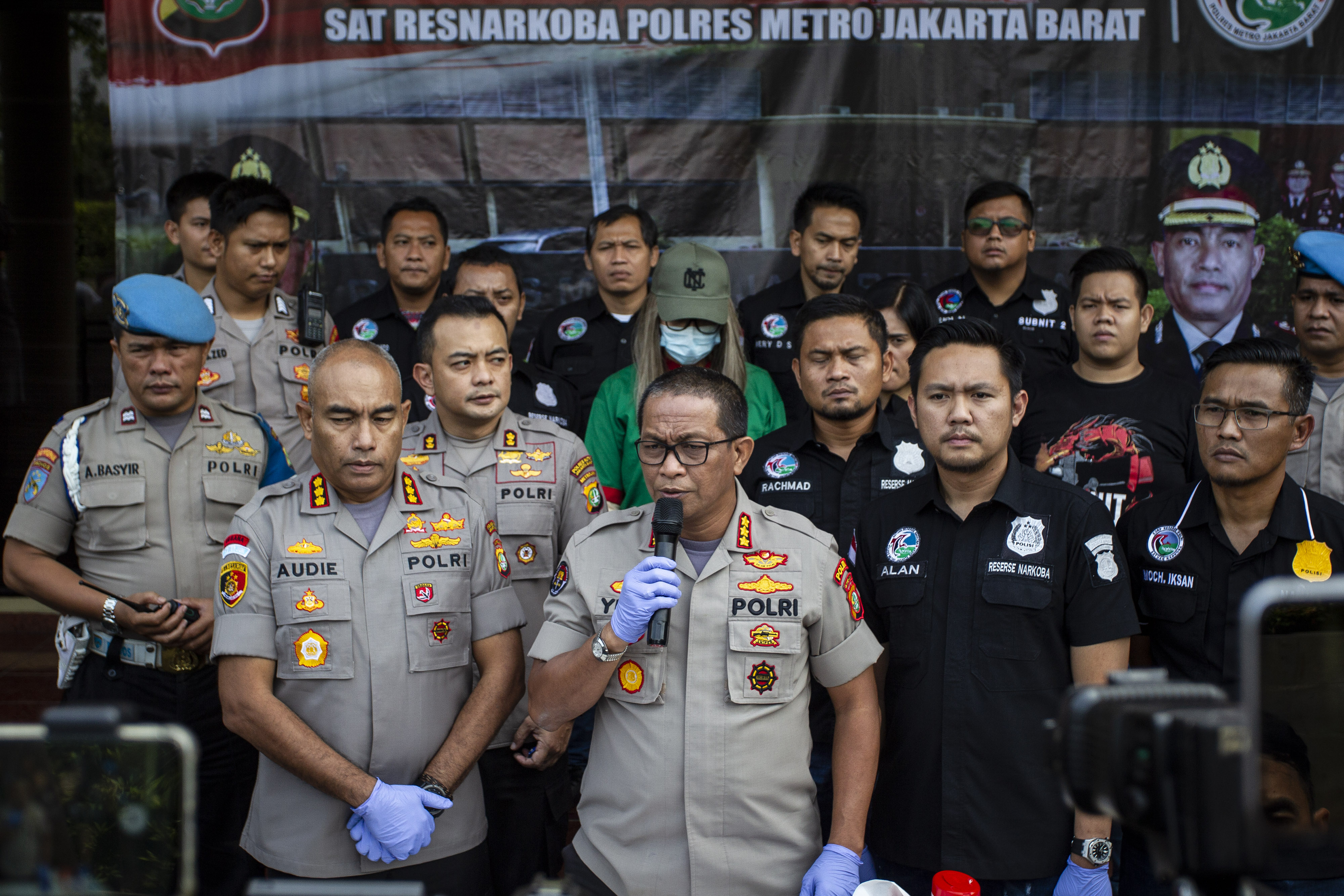 Kabid Humas Polda Metro Jaya Kombes Pol Yusri Yunus (tengah) menyampaikan keterangan pers pada kasus narkoba yang menjerat Lucinta Luna.