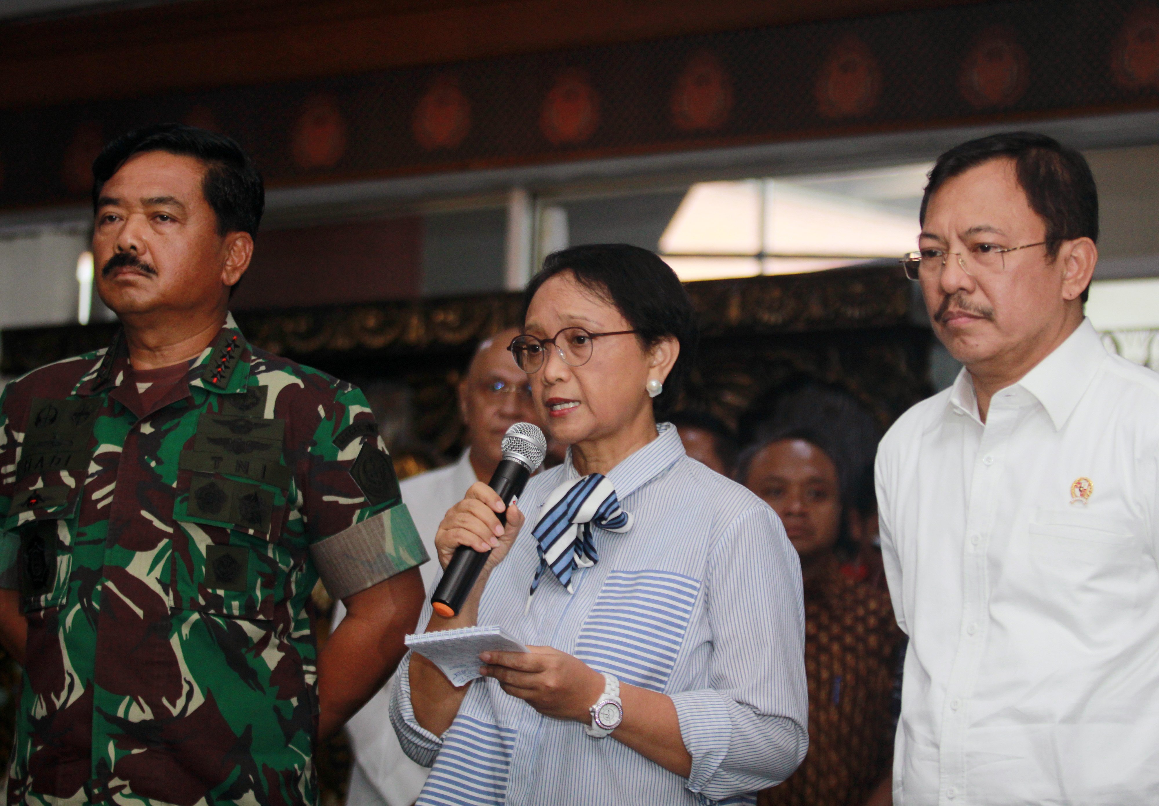 Menteri Luar Negeri Retno R Marsudi (tengah) memberikan keterangan pers terkait pejemputan Warga Negara Indonesia (WNI) di Wuhan, Tiongkok.