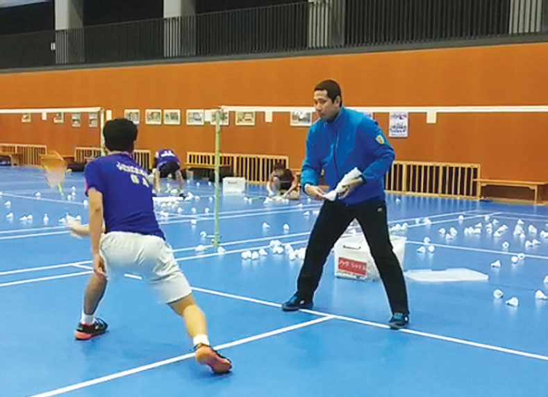 Pelatih asal Indonesia Ricky Kristiawan (kanan) sedang melatih siswa Futaba Future School, Fukushima, Jepang, Jumat (7/2).