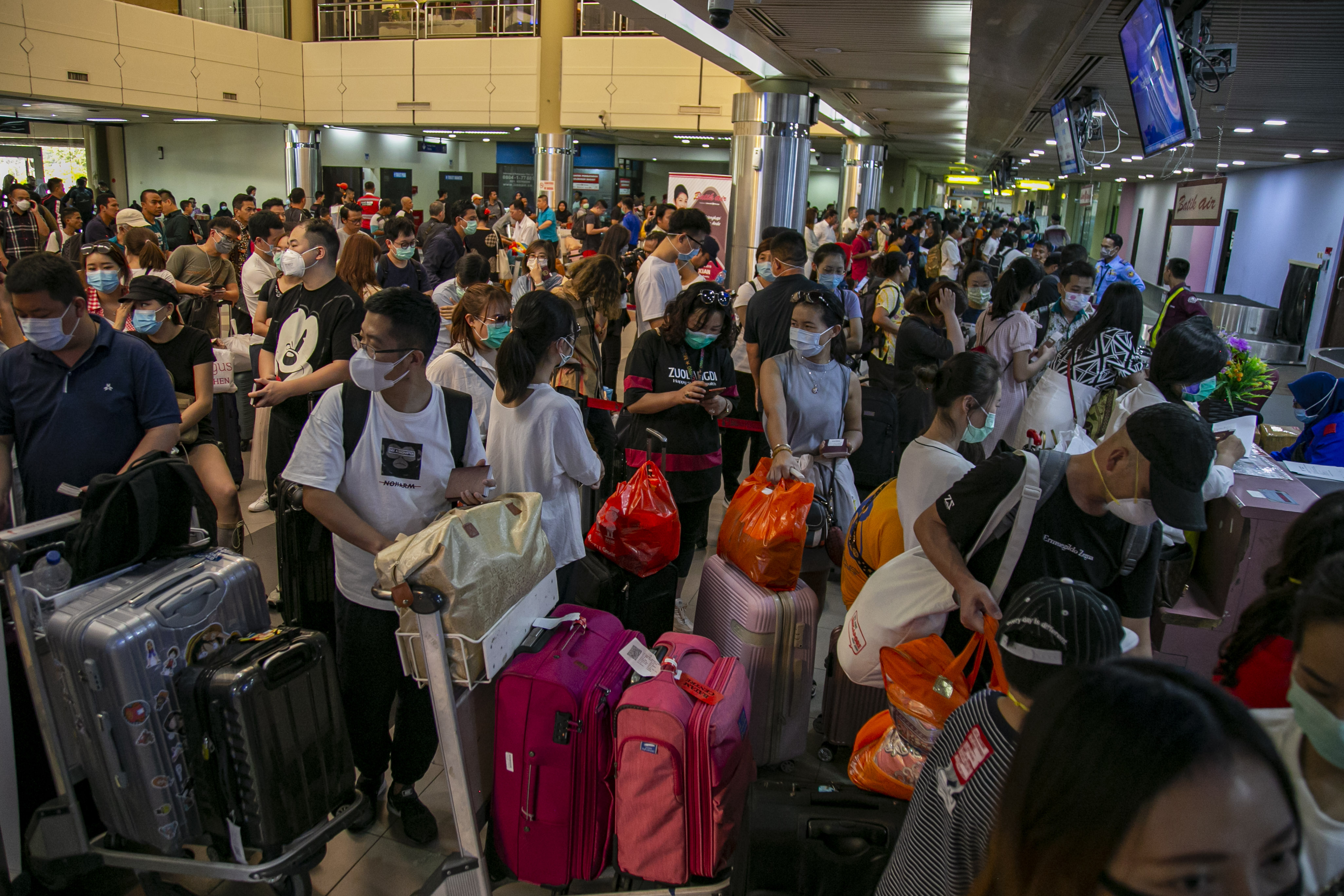 Wisatawan asal Tiongkok di Terminal Keberangkatan Bandara Hang Nadim, Batam, Kepulauan Riau, Selasa (28/1/2020).