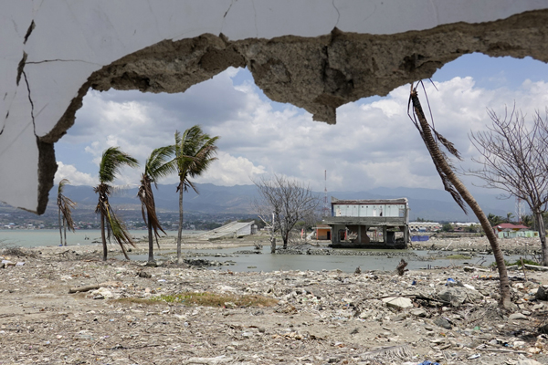 uasana dari balik puing sisa gempa dan tsunami Palu dan Donggala di Pantai Lere, Palu, Sulawesi Tengah, Kamis (26/9/2019).