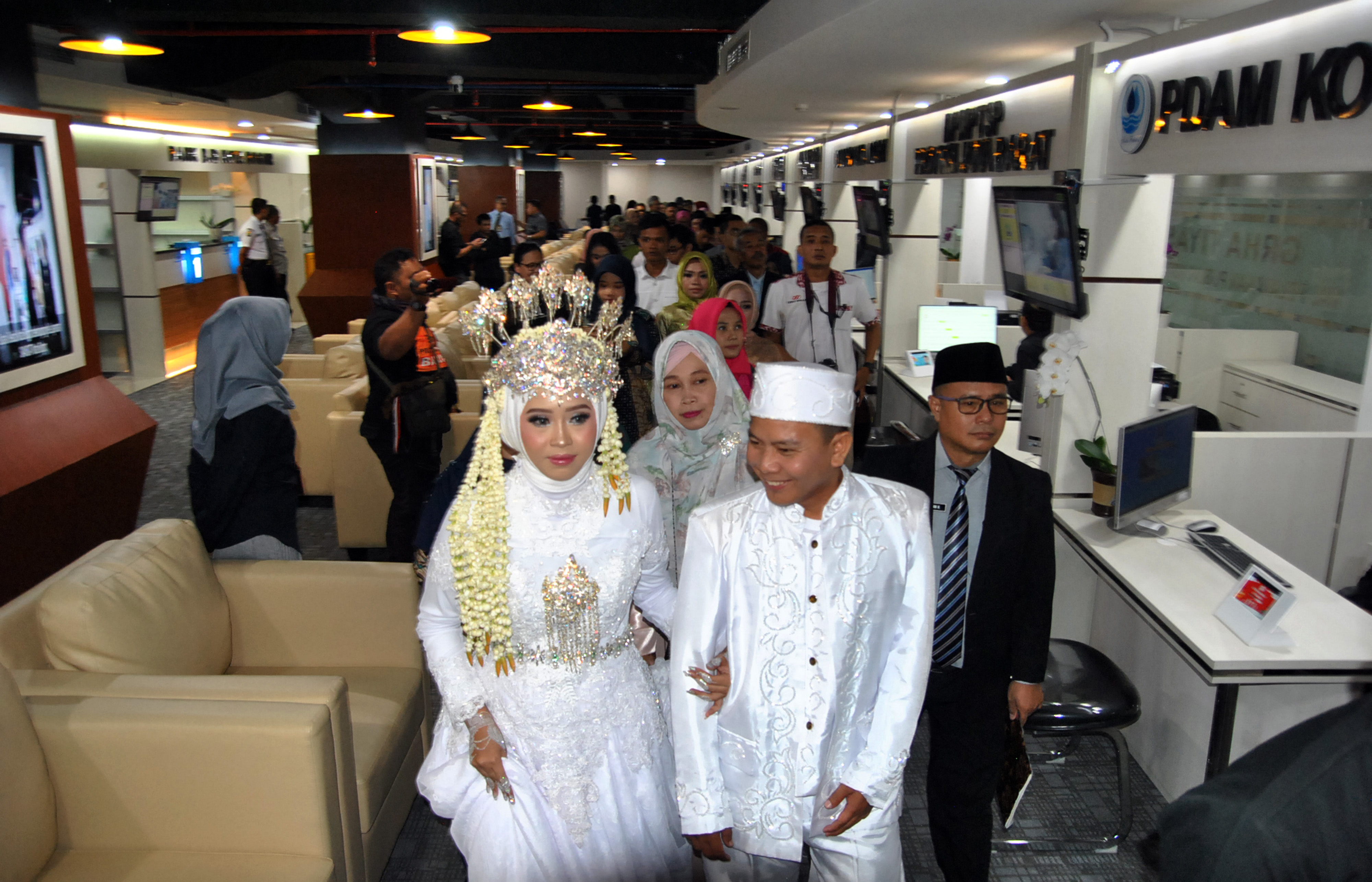 Ilustrasi--Pasangan pengantin berjalan melewati sejumlah layanan publik usai akad nikah di Grha Tiyasa MPP, Lippo Keboen Raya.