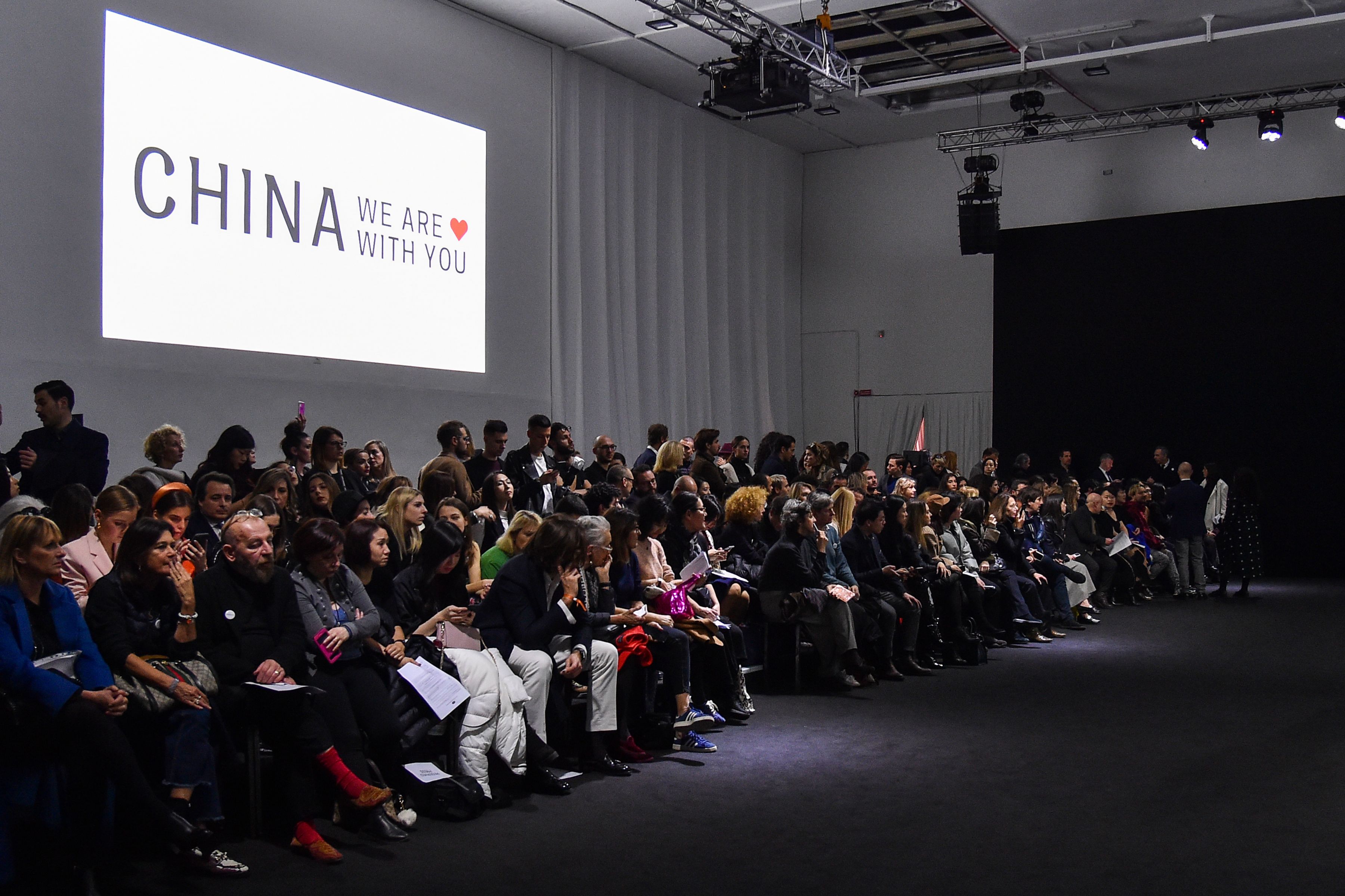 Dalam gelaran Milan Fashion Week pada 18 Februari 2020, designer Han Wen berbasis di New York memberikan dukungan untuk warga Tiongkok. 