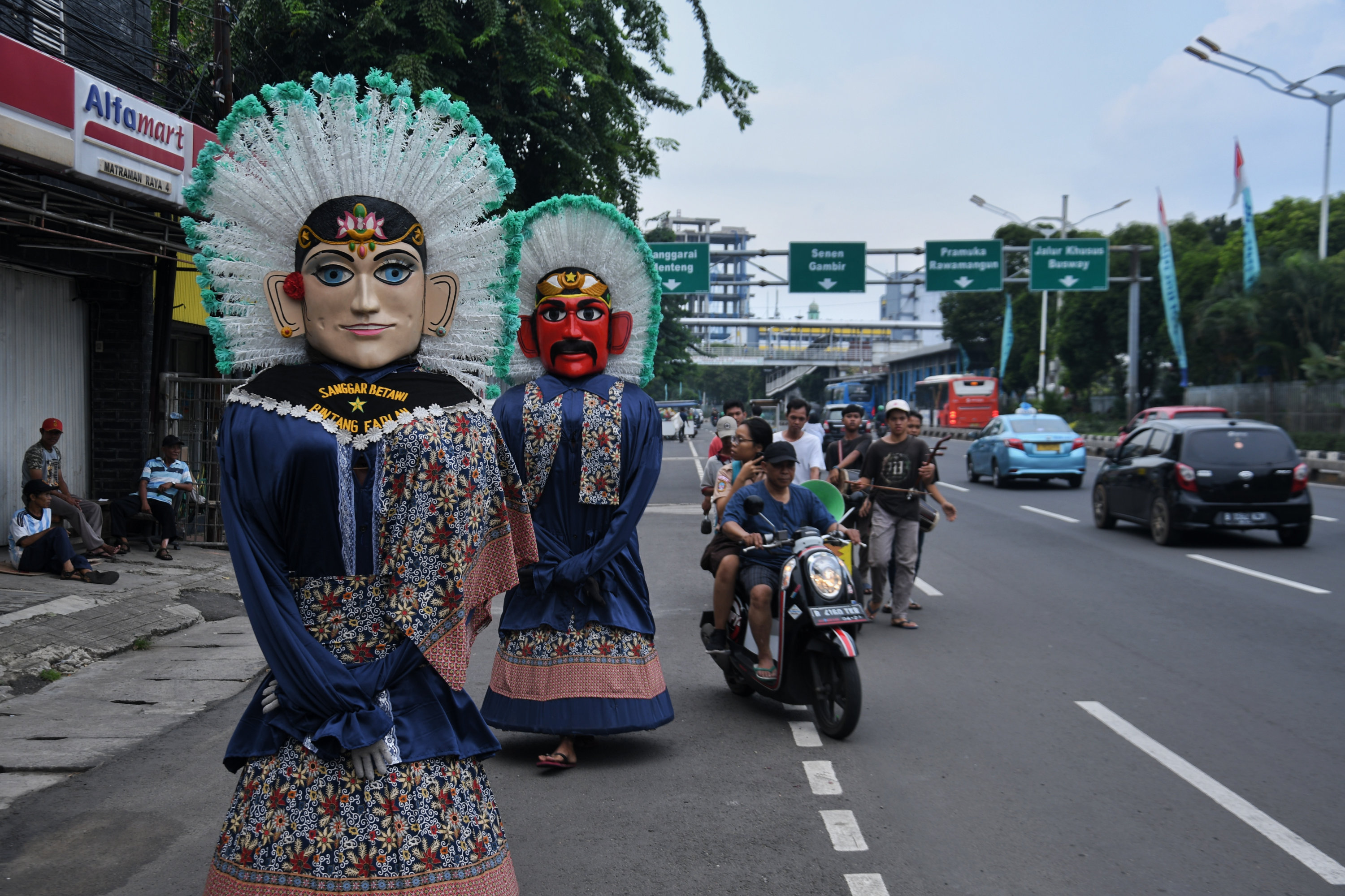  Pengamen ondel-ondel