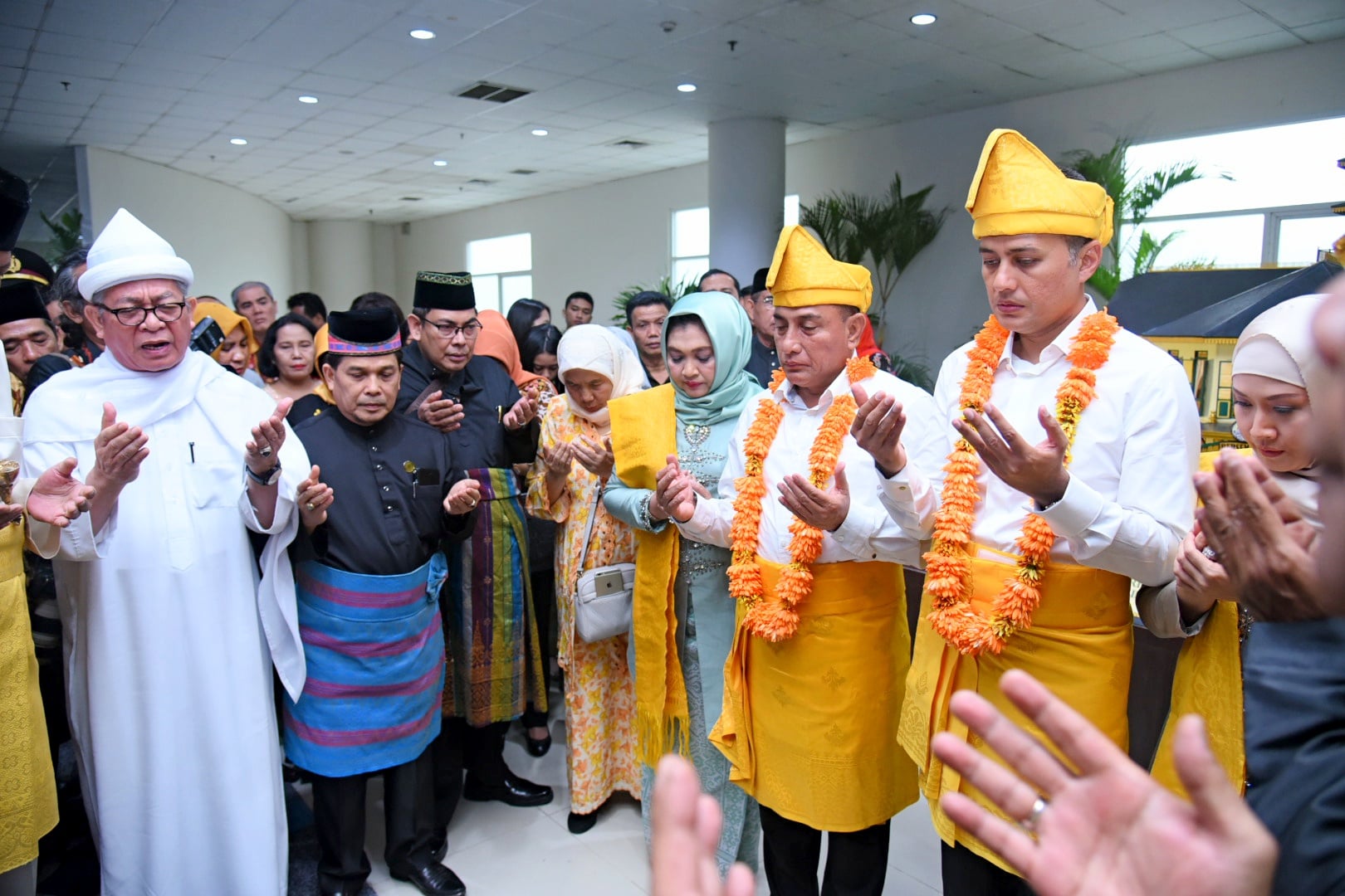  Gubernur Sumatera Utara, Edy Rahmayadi dan Wakil Gubernur Sumatera Utara, Musa Rajekshah, disambut ribuan orang di Bandara Kualanamu.