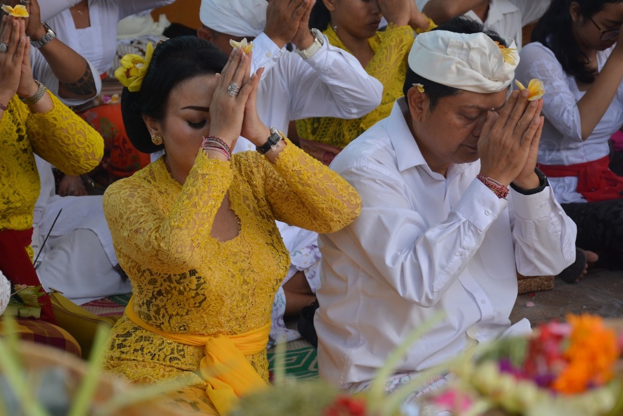 Wali Kota Denpasar, IB Rai Dharmawijaya Mantra bersembahyang di Pura Dalem Sakenan, Desa Serangan, Denpasar Selatan, Sabtu (29/2).
