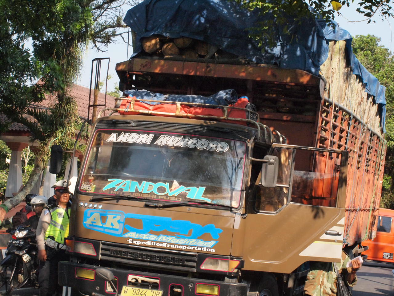 Petugas Polres Temanggung memberhentikan truk kelebihan muatan dalam kegiatan razia bersama.