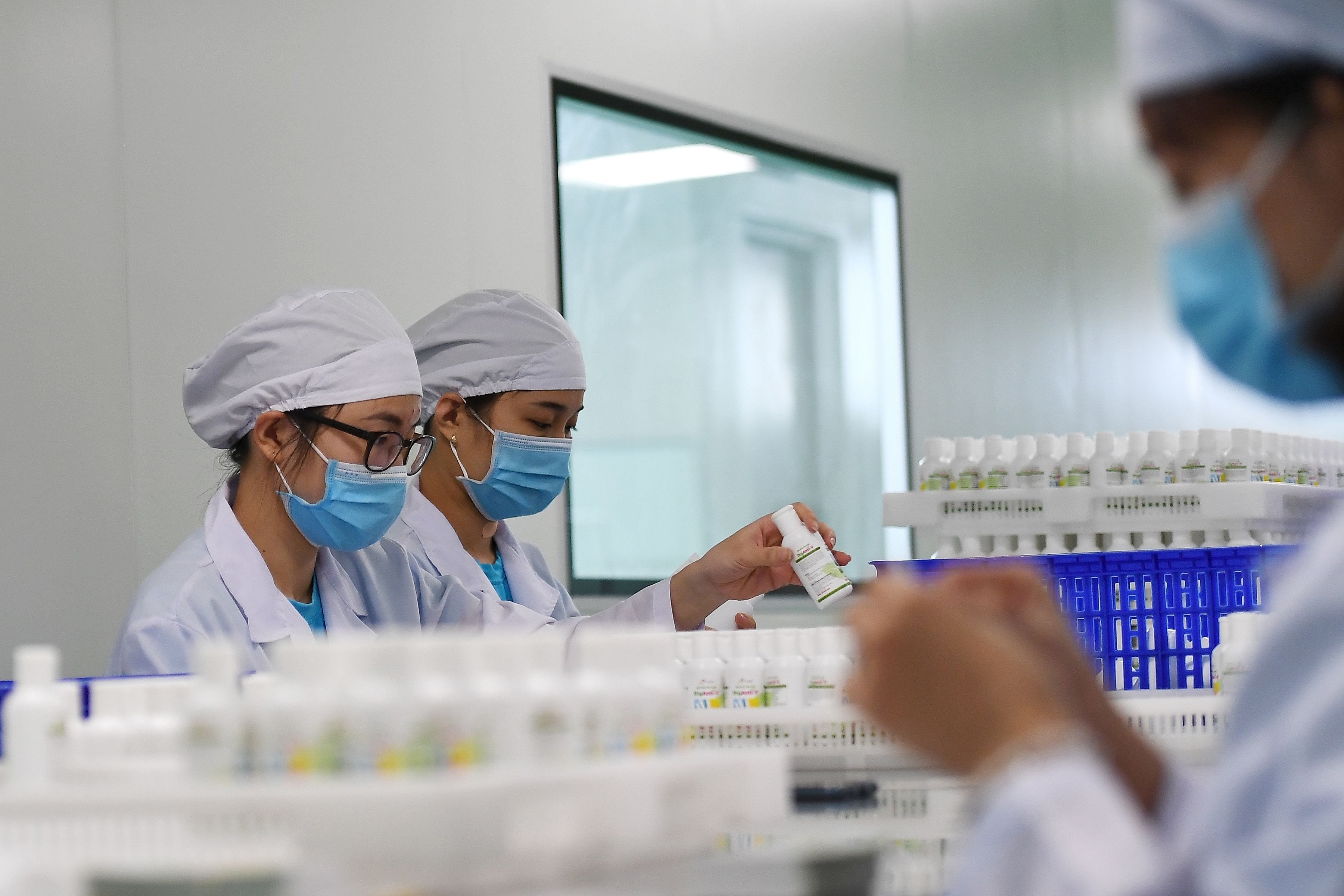 Pekerja memproduksi pembersih tangan di sebuah pabrik di Hanoi di tengah kekhawatiran virus korona.