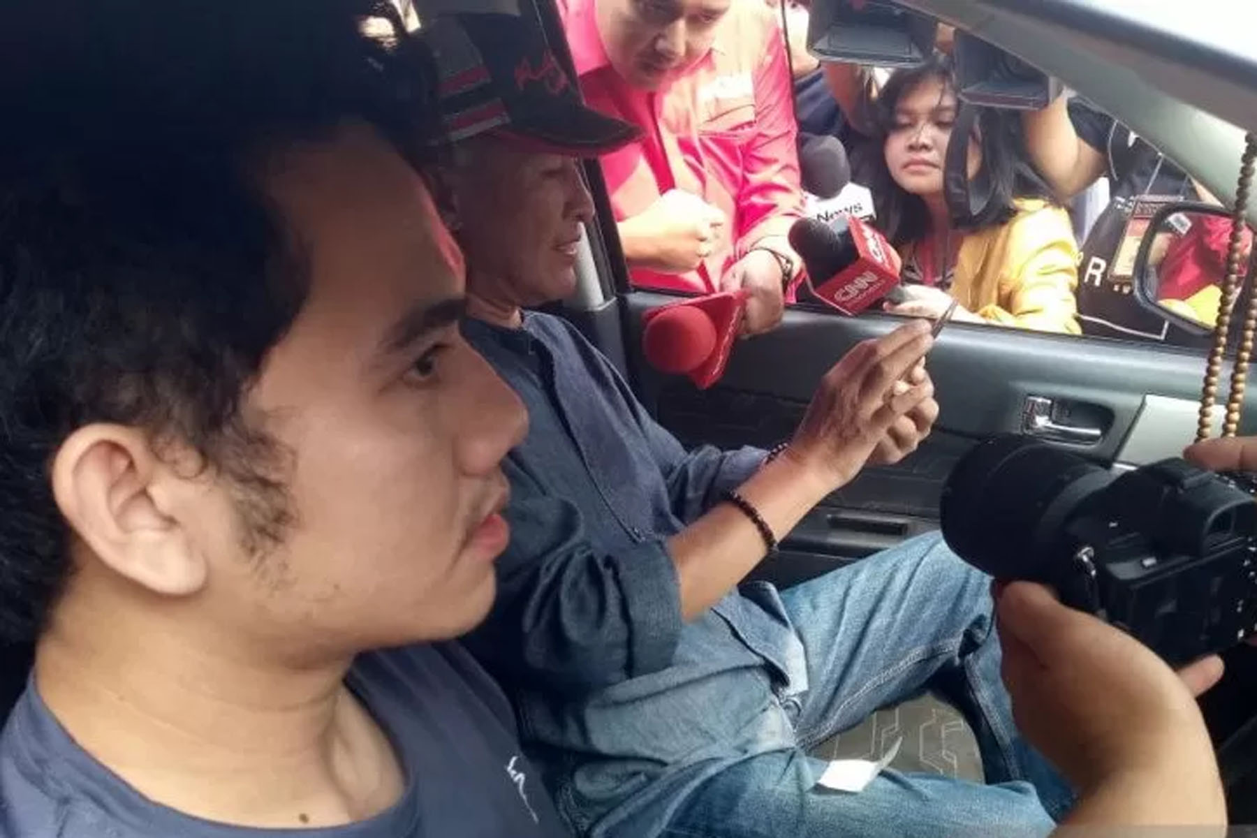 Keluarga WNI pascaobservasi di Natuna asal Bogor tiba di Bandara Halim Perdanakusuma, Jakarta Timur, Sabtu (15/2/2020). 