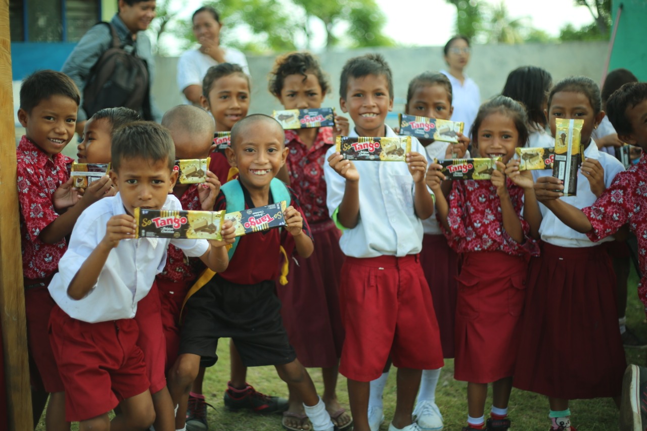 Tango Peduli Gizi Anak Indonesia mengadakan acara sarapan bersama lebih dari 200 siswa SDN Waikelo.