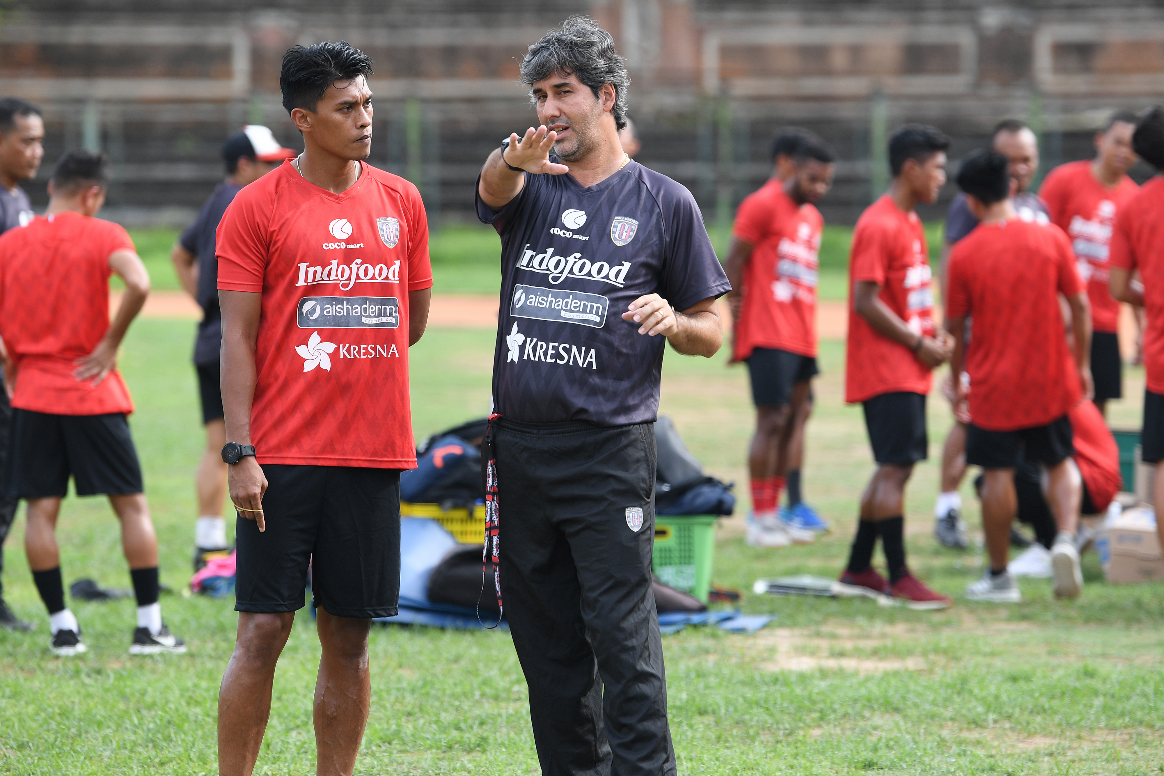 Pesepak bola Bali United, Lerby Eliandry (kiri) mendapat pengarahan dari Pelatih Stefano Cugurra saat latihan ketahanan fisik  