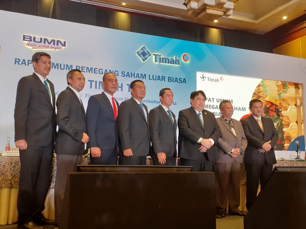 Dirut PT Timah Tbk Riza Pahlevi Tabrani (kedua dari kiri) bersama jajaran direksi dan komisaris usai RUPSLB PT Timah di Jakart,Senin (10/2)