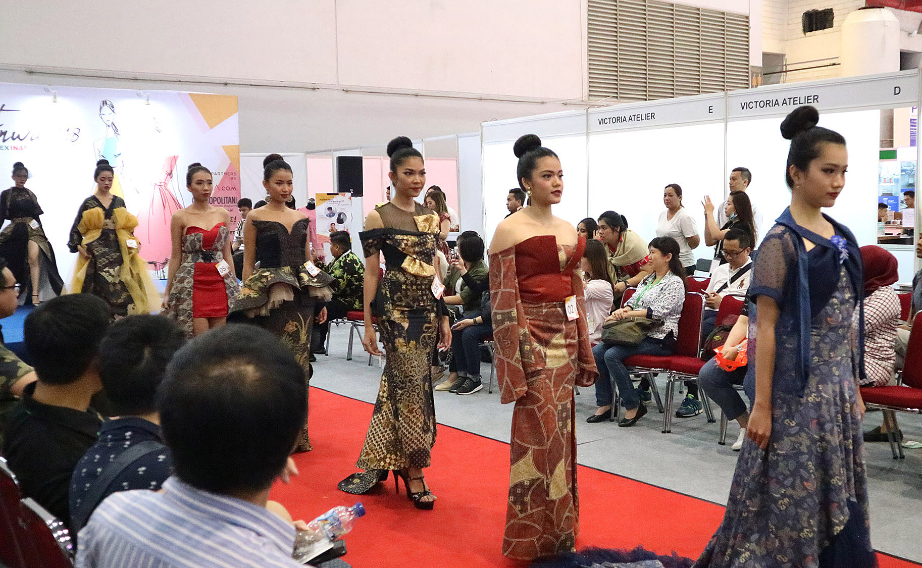Para model memarkan produk fashion dan tekstil pada pemeran Indo Intertex â€“ Inatex - Indo Dyechem - Indo Texprint di JIExpo Kemayoran.